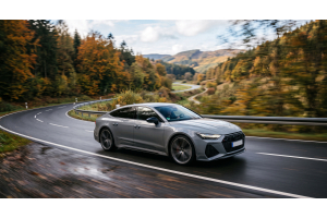 fahrendes auto in der natur