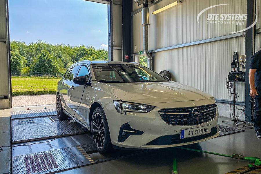 Opel Insignia B2.0 Turbo Diesel with inline four-cylinder engine